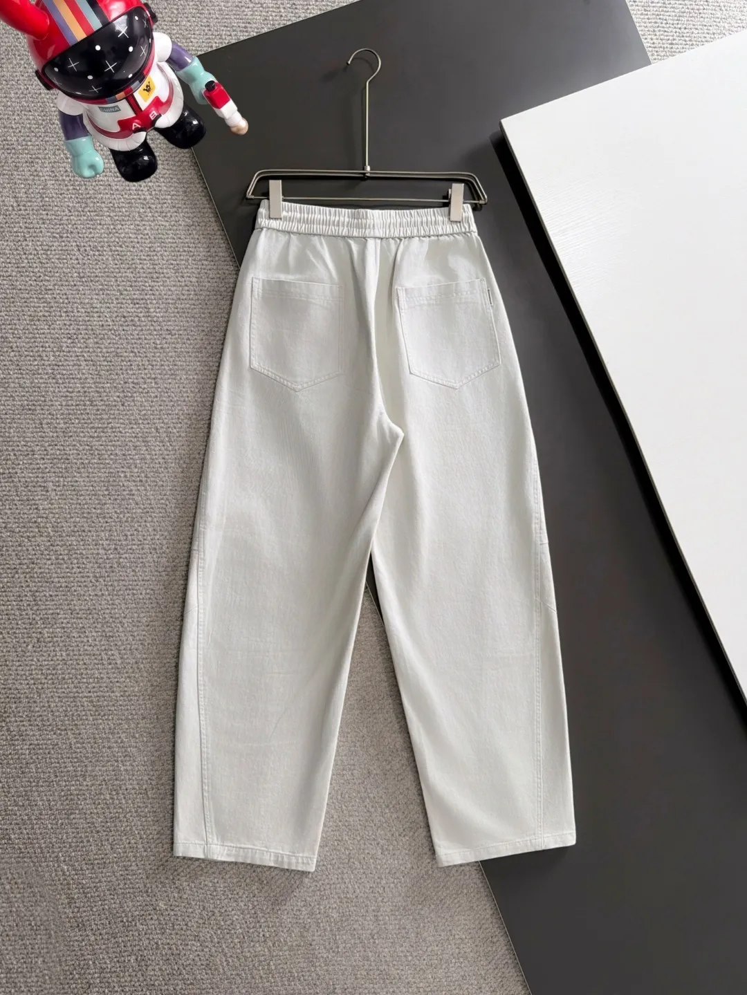 Next day shipment P195 Balenciaga High Quality 2026 Autumn and Winter New Arrival elastic band casual pants, counter-customized fabrics, Breathable, high comfort, impeccable details, brand element design concept, reflecting high quality. It feels delicate and soft! It presents a casual cut and the upper body shape is great! Sizes:S-3XL